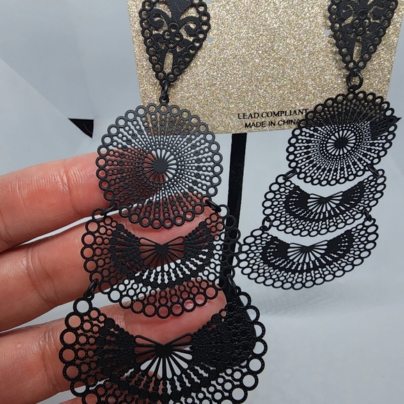 Natasha black drop earrings - Picture 4 of 7